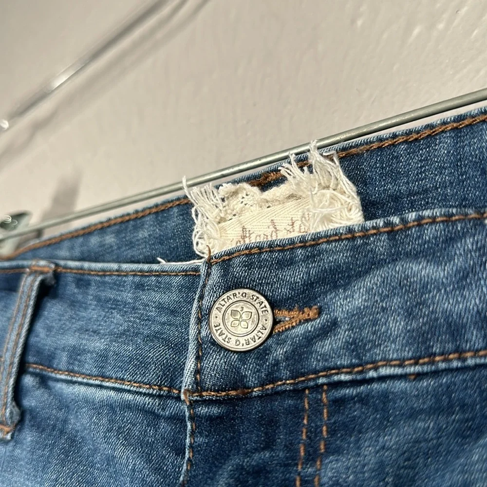altar'd state Distressed Blue Jeans Women's Size 28/7 - Picture 5 of 8